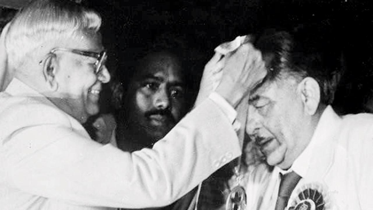 રાષ્ટ્રપતિના હસ્તે દાદાસાહેબ ફાળકે અવૉર્ડ સ્વીકાર્યાની થોડી મિનિટો બાદ રાજ કપૂરની તબિયત લથડી ગઈ હતી.