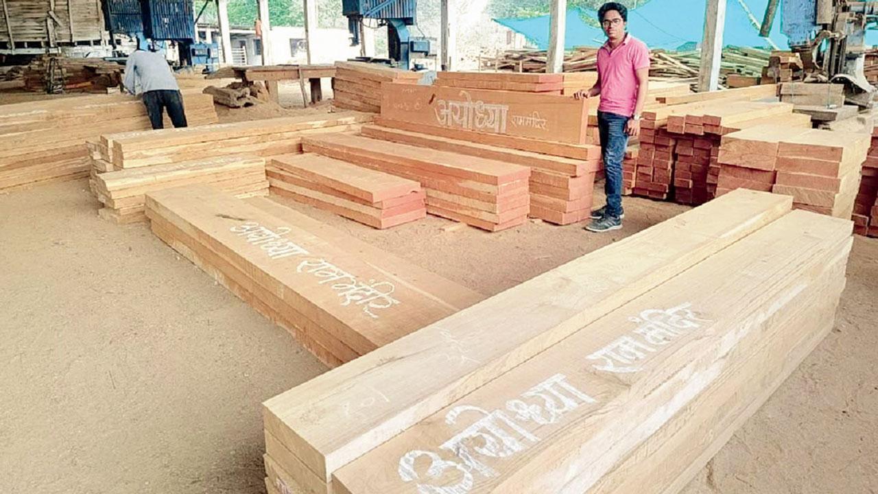 ચંદ્રપુરમાં અયોધ્યા મોકલવા માટે તૈયાર રખાયેલા સાગનાં લાકડાં