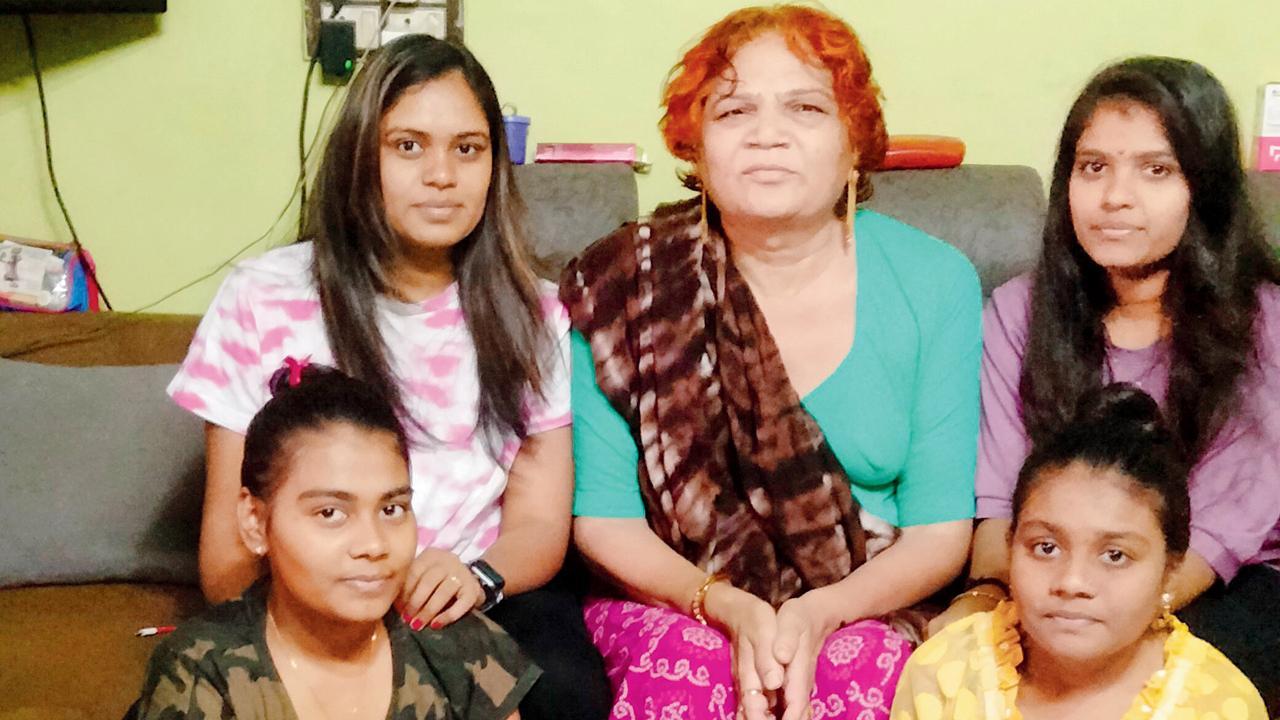 દીકરીઓ સાથે સંગીતા દે.