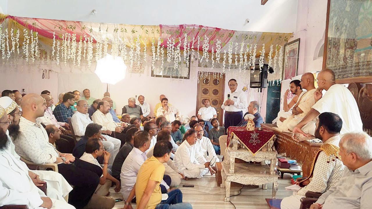 ગઈ કાલે ગોવાલિયા ટૅન્કના શ્રી શંખેશ્વર પાર્શ્વનાથ જૈન દેરાસરમાં યોજાયેલી ધર્મસભા