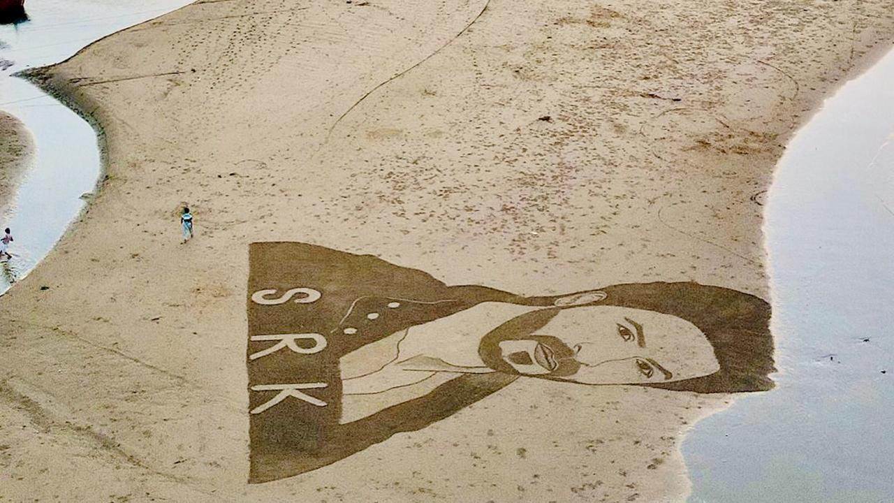 શાહરુખ ખાનના પાકિસ્તાની ચાહકોએ બલૂચિસ્તાનના ગડાની બીચ પર શાહરુખ ખાનનું સૅન્ડ-આર્ટ તૈયાર કર્યું છે. 