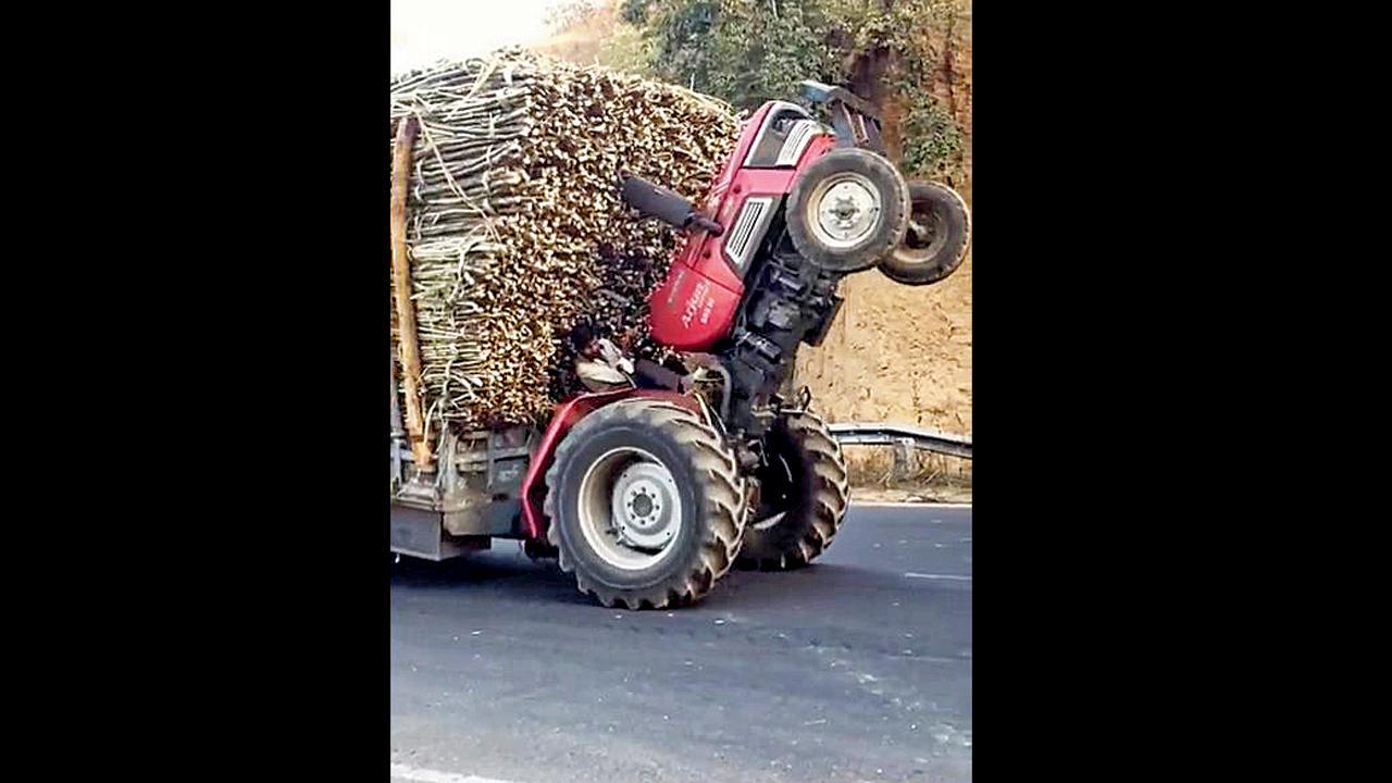 સોશ્યલ મીડિયા પર અત્યારે એક ટ્રૅક્ટરનો વિડિયો વાઇરલ થઈ રહ્યો છે, જેમાં એક ટ્રૅક્ટર માત્ર બે વ્હીલ પર જ ચાલતું જોવા મળે છે