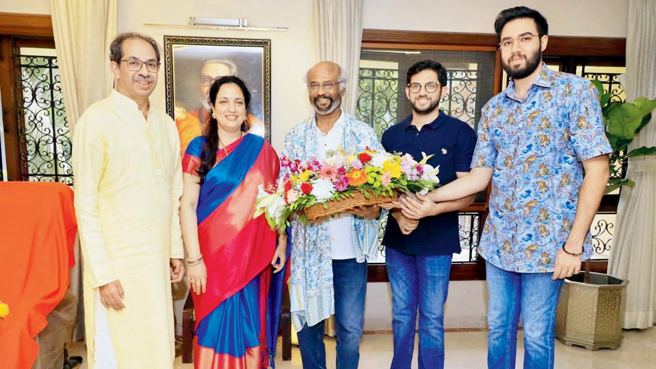 સુપરસ્ટાર રજનીકાંત માતોશ્રીની મુલાકાતે