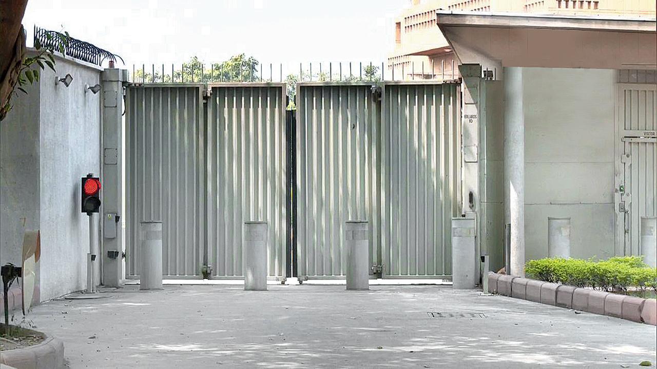 નવી દિલ્હીમાં યુકે હાઈ કમિશનની ઑફિસની બહારથી ગઈ કાલે બૅરિકેડ્સ હટાવવામાં આવ્યાં હતાં.