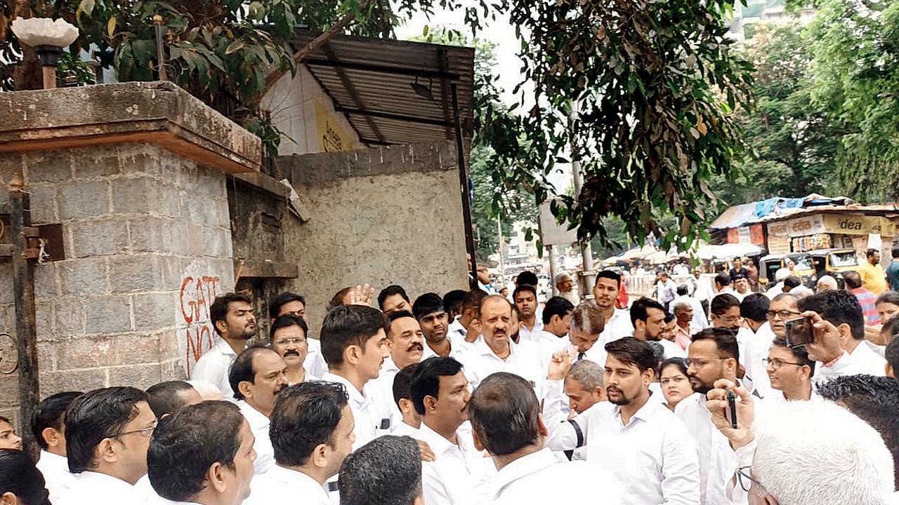 બોરીવલી કોર્ટમાં વકીલોએ પોલીસની મનમાનીના વિરોધમાં કામ બંધ કર્યું હતું