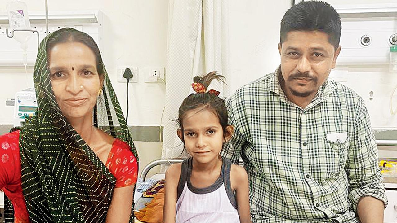 ઑપરેશન બાદ માતા-પિતા સાથે આઠ વર્ષની ભૂમિ ચૌહાણ.