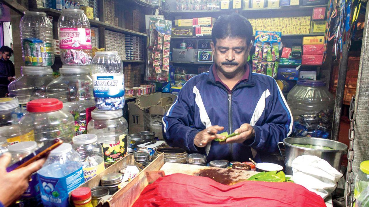  હું માટુંગા-ઈસ્ટમાં ધૂમ્રપાન કરતો હતો ત્યારે પોલીસ મને સાથે લઈ ગઈ હતી અને ૨૦૦ રૂપિયાનો ચાર્જ ભરવાનું કહ્યું હતું. હું ૪૦ વર્ષથી સ્મોકિંગ કરું છું. અન્ય દેશોમાં ધૂમ્રપાન માટે જગ્યા ફિક્સ છે, પણ ખુલ્લી જગ્યાએ ક્યાંય પ્રતિબંધ નથી. પ્રશાંત શ્રોફ, માટુંગાસંસદ સભ્ય