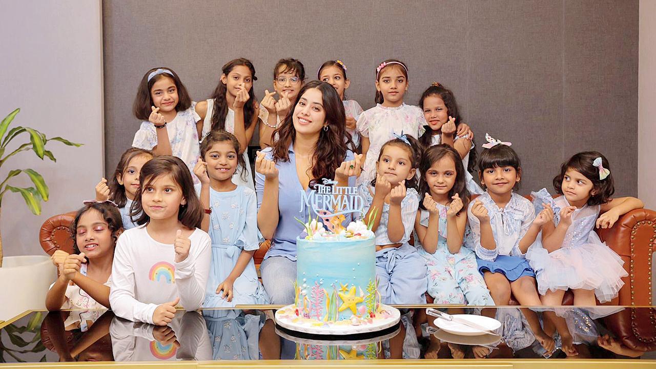 ‘ધ લિટલ મર્મેડ’ થીમની પાર્ટી રાખવામાં આવી હતી એમાં જાહ્‍નવીએ હાજરી આપી હતી અને બાળકો સાથે કેક-કટિંગ પણ કર્યું હતું. 