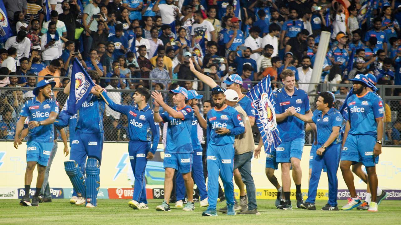 વાનખેડેના વટ પછી આજે ચેન્નઈમાં ચમત્કારની આશા રવિવારે વાનખેડે સ્ટેડિયમમાં મુંબઈ ઇન્ડિયન્સે હૈદરાબાદને હરાવીને પ્લે-ઑફ માટેની આશા જીવંત રાખી અને મોડી રાતે ગુજરાત સામે બૅન્ગલોર હારી જતાં મુંબઈને પ્લે-ઑફમાં આવવા મળ્યું. તસવીર આશિષ રાજે