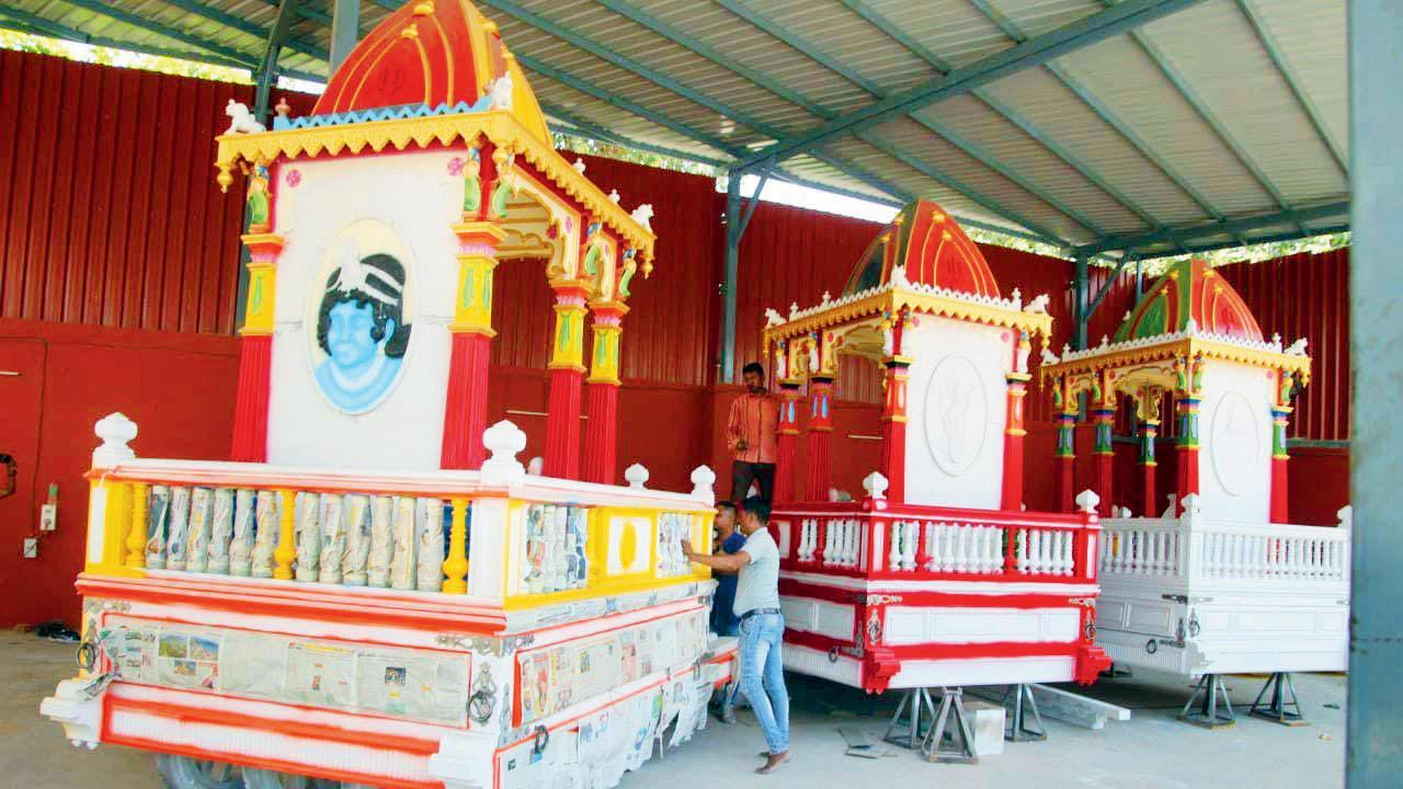 અમદાવાદમાં ભગવાન જગન્નાથજીની રથયાત્રા માટે આ વર્ષે નવા રથ બનાવાયા છે ત્યારે રથમાં સ્ટિયરિંગ ફિટ થતાં એની ચકાસણી ગઈ કાલે હાથ ધરાઈ હતી. તસવીર જનક પટેલ.
