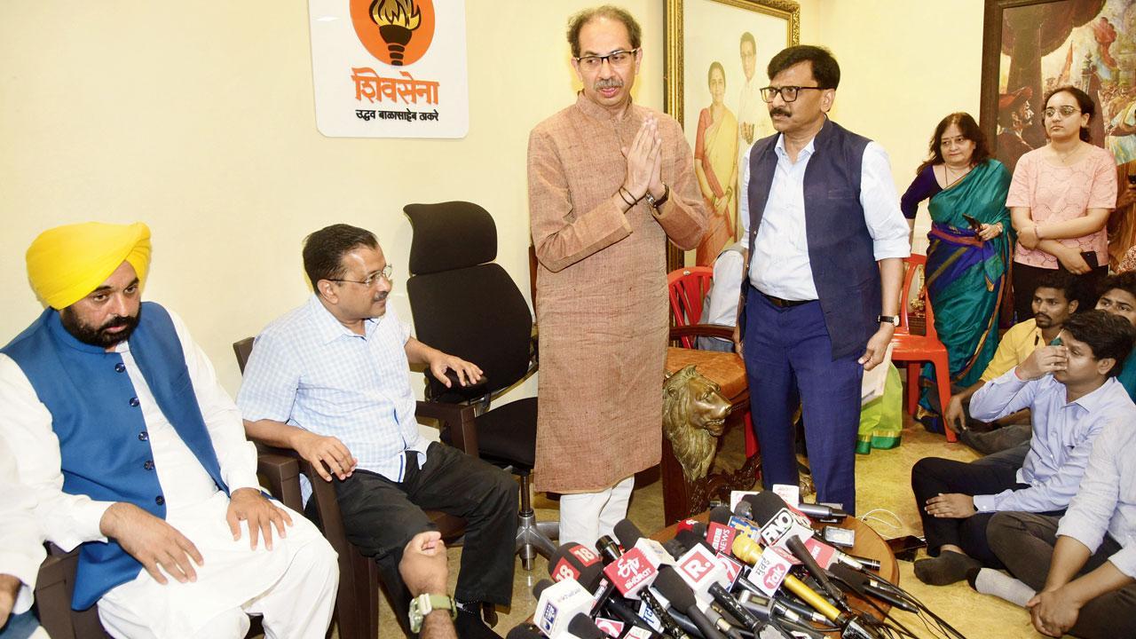 દિલ્હીના મુખ્ય પ્રધાન અરવિંદ કેજરીવાલ ગઈ કાલે માતોશ્રીમાં જઈને ઉદ્ધવ ઠાકરે અને સંજય રાઉતને મળ્યા હતા. એ સમયે તેમની સાથે પંજાબના મુખ્ય પ્રધાન ભગવંત માન અને આમ આદમી પાર્ટીના અન્ય નેતાઓ પણ હતા.  અતુલ કાંબળે