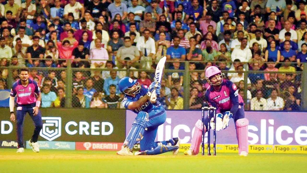 સૂર્યકુમાર યાદવે રવિવારે વાનખેડેમાં રાજસ્થાન સામે પંચાવન રન બનાવ્યા હતા. તસવીર અતુલ કાંબળે