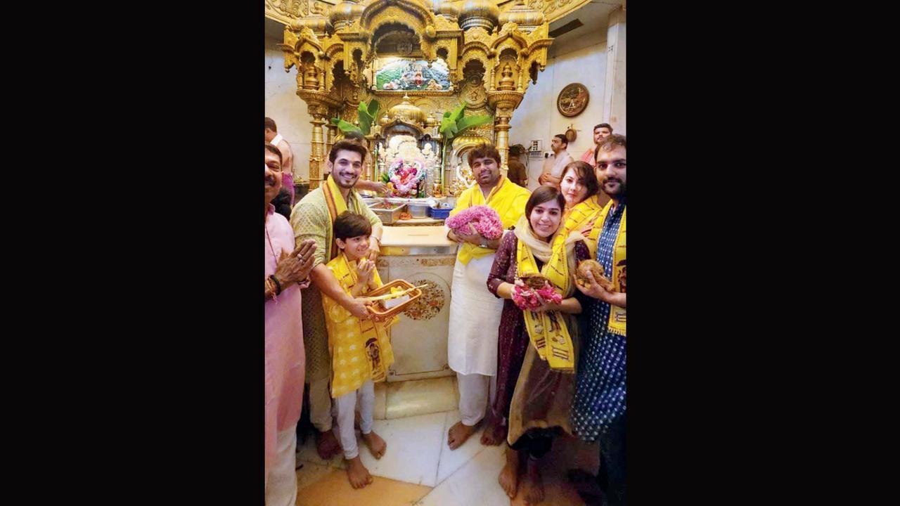 અર્જુન બિજલાણી તેના પરિવાર સાથે સિદ્ધિવિનાયક મંદિરે દર્શન કરવા પહોંચ્યો હતો