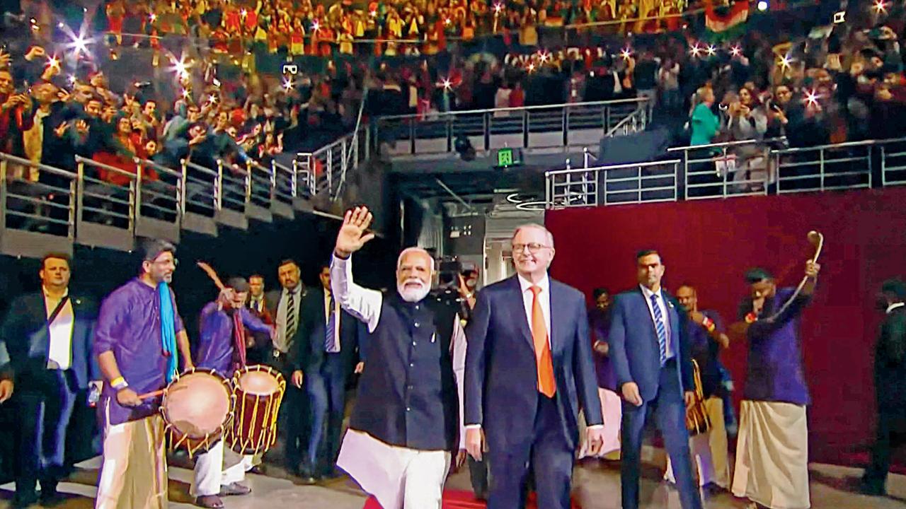 સિડનીમાં ગઈ કાલે ઑસ્ટ્રેલિયામાં રહેતા મૂળ ભારતીયોના કાર્યક્રમમાં ઑસ્ટ્રેલિયન પીએમ ઍન્થની અલ્બનીઝ સાથે વડા પ્રધાન નરેન્દ્ર મોદી. તસવીર પી.ટી.આઇ.