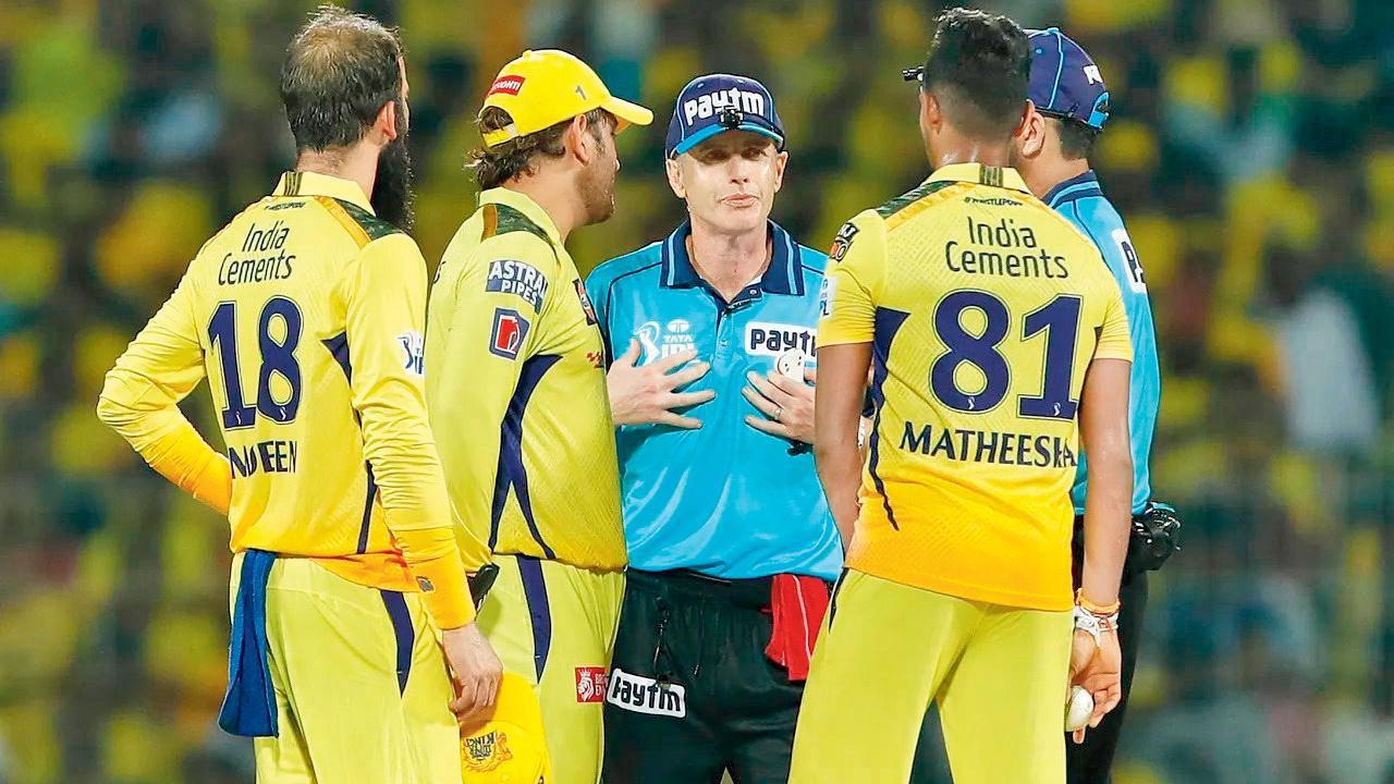 ધોની અને અમ્પાયર વચ્ચે થયેલી લાંબી વાતચીત આમ જાણી જોઈને કરવામાં આવી હોવાનું મનાય છે.