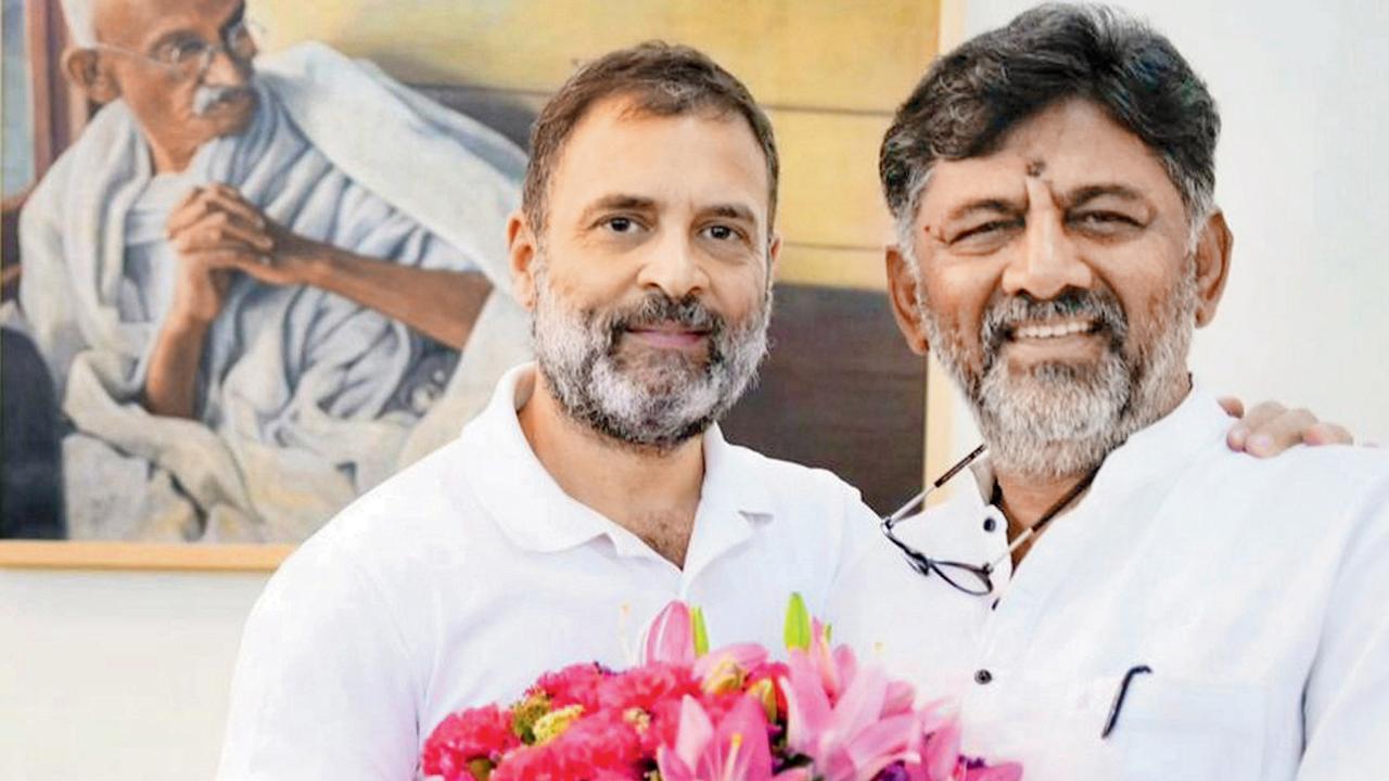 નવી દિલ્હીમાં ગઈ કાલે કર્ણાટક કૉન્ગ્રેસના અધ્યક્ષ ડી. કે. શિવકુમાર સાથે રાહુલ ગાંધી. તસવીર પી.ટી.આઇ.