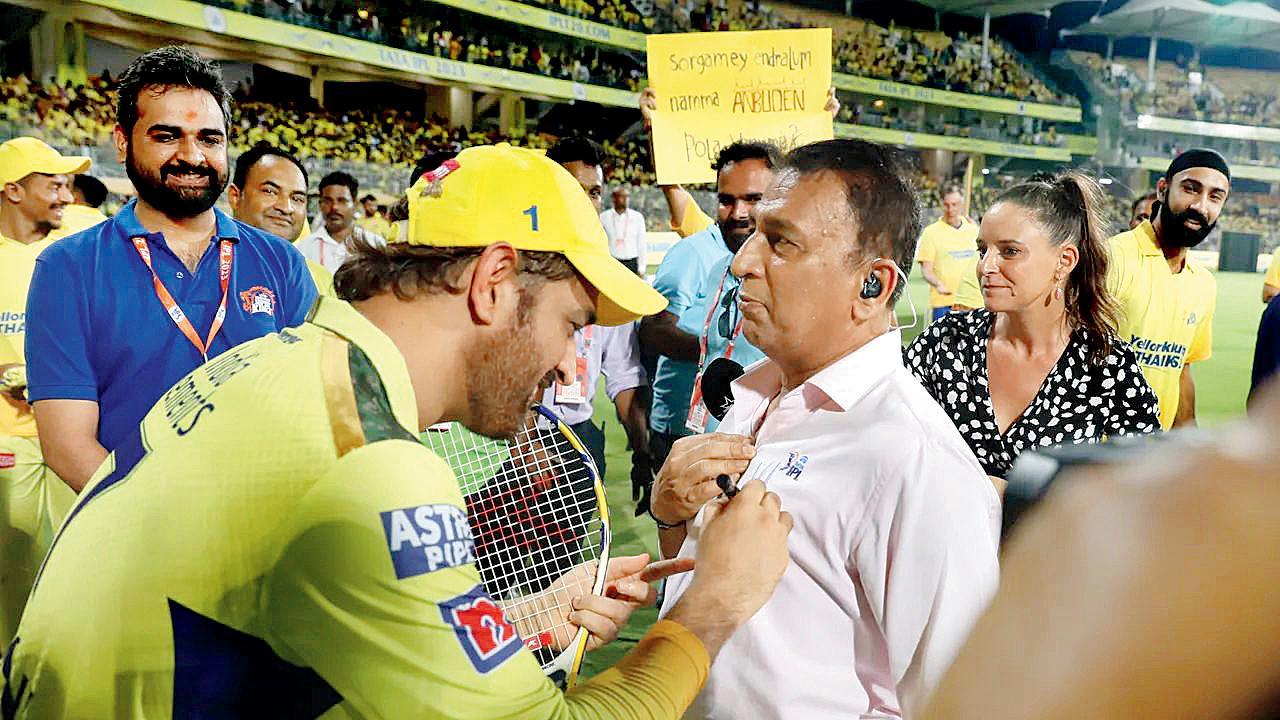 સુનીલ ગાવસકરે રવિવારે ચેપૉકના મેદાન પર પોતાના શર્ટ પર ચેન્નઈ સુપર કિંગ્સના સુપરસ્ટાર કૅપ્ટન ધોનીના ઑટોગ્રાફ લીધા હતા. તસવીર iplt20.com