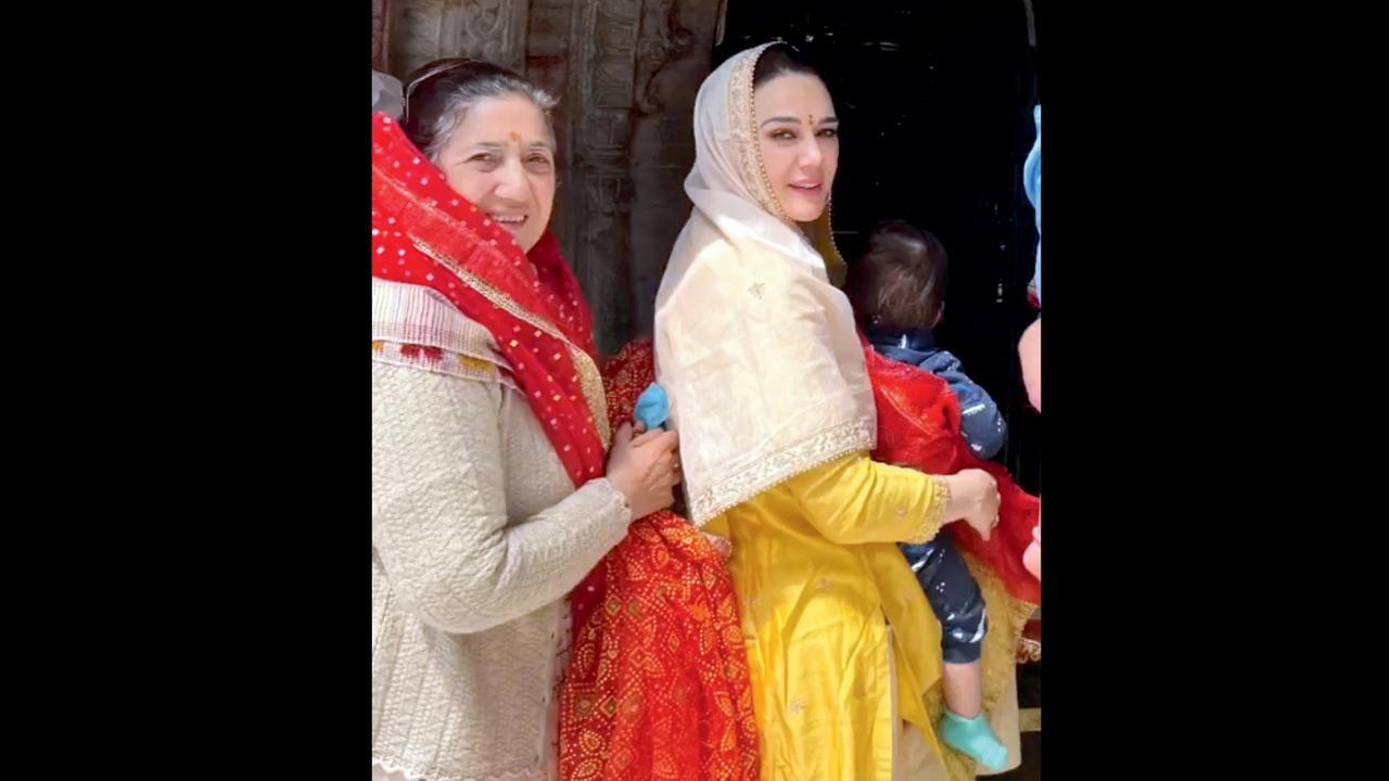 પ્રીતિ ઝિન્ટા તેનાં જોડિયાં બાળકો જય અને જિયાને શિમલાના મંદિરમાં લઈ ગઈ હતી