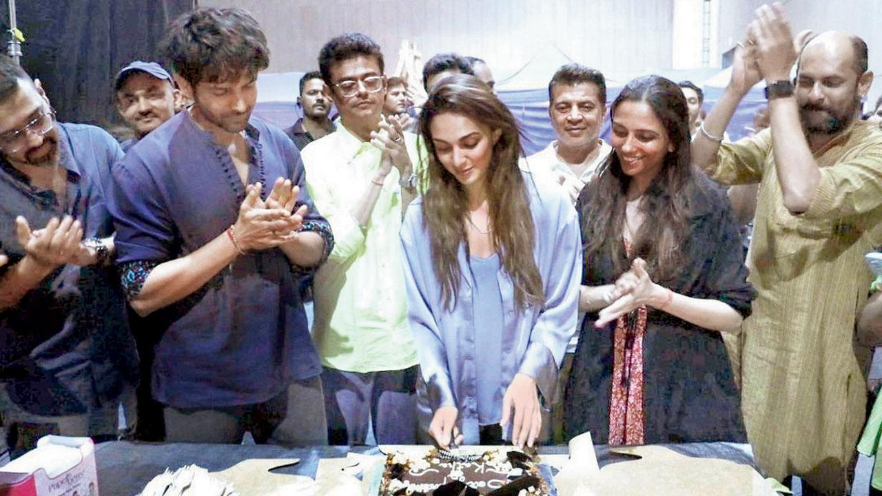 ફિલ્મનું શેડ્યુલ કિયારાએ પૂરું કરતાં કેક-કટિંગ કરવામાં આવ્યું હતું.