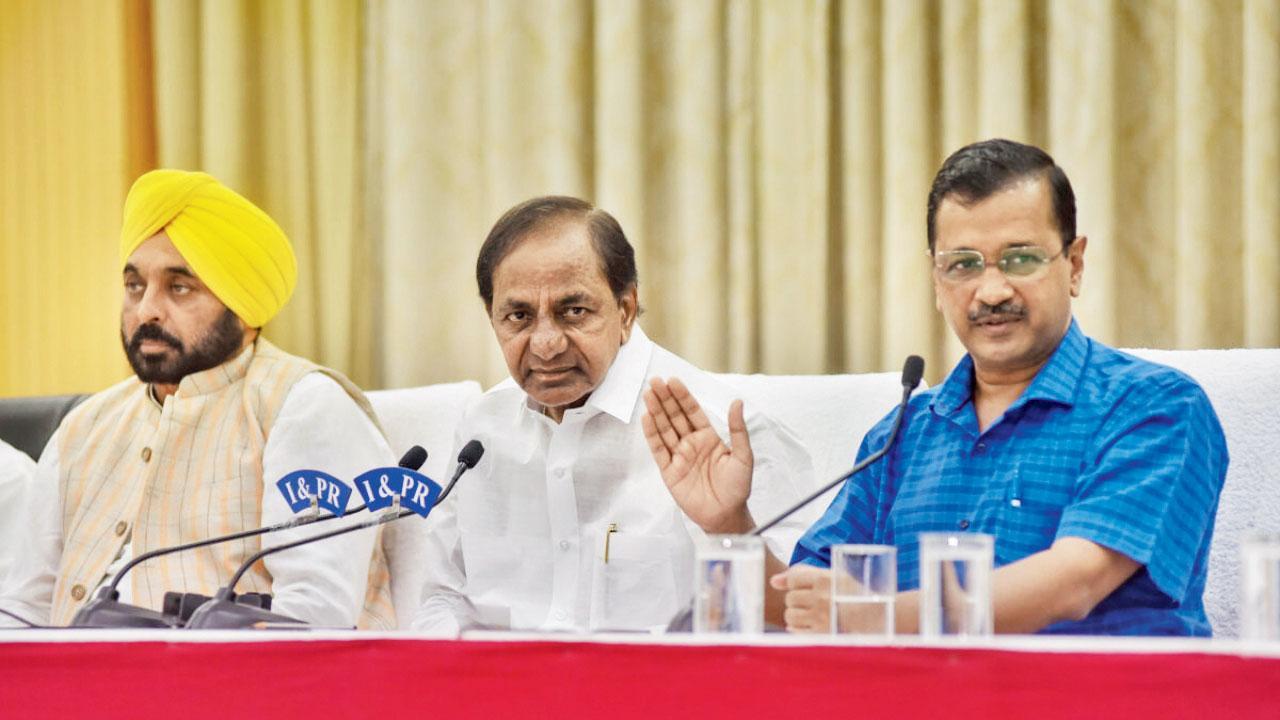 હૈદરાબાદમાં ગઈ કાલે પ્રેસ-કૉન્ફરન્સને સંબોધતાં તેલંગણના મુખ્ય પ્રધાન કે. ચન્દ્રશેખર રાવ, દિલ્હીના સીએમ અરવિંદ કેજરીવાલ અને પંજાબના મુખ્ય પ્રધાન ભગવંત માન (તસવીર : પી.ટી.આઇ.)