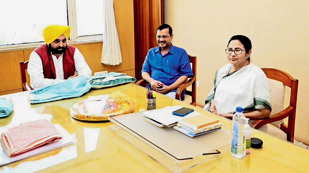 કલકત્તામાં ગઈ કાલે દિલ્હીના મુખ્ય પ્રધાન અરવિંદ કેજરીવાલ અને પંજાબના મુખ્ય પ્રધાન ભગવંત માન સાથે પશ્ચિમ બંગાળનાં મુખ્ય પ્રધાન મમતા  બૅનરજી. તસવીર પી.ટી.આઇ.