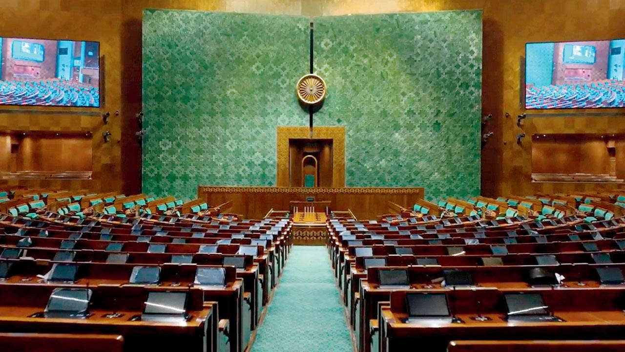 નવી દિલ્હીમાં નવા નિર્માણ કરાયેલા ભારતના સંસદભવનની ઝલક. ત્રણ રાષ્ટ્રીય પ્રતીકો - કમળ, મોર અને વડના વૃક્ષની થીમ પર સંસદભવનનું ઇન્ટીરિયર તૈયાર કરવામાં આવ્યું છે.