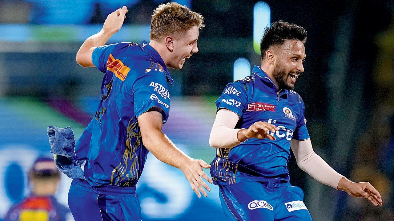 આકાશ મધવાલ બુધવારે ચેન્નઈમાં લખનઉના પૂરનની વિકેટ લીધા પછી ઊછળ્યો હતો અને તેની સાથે કૅમેરન ગ્રીને પણ કૂદકો માર્યો હતો. તસવીર પી. ટી. આઇ.