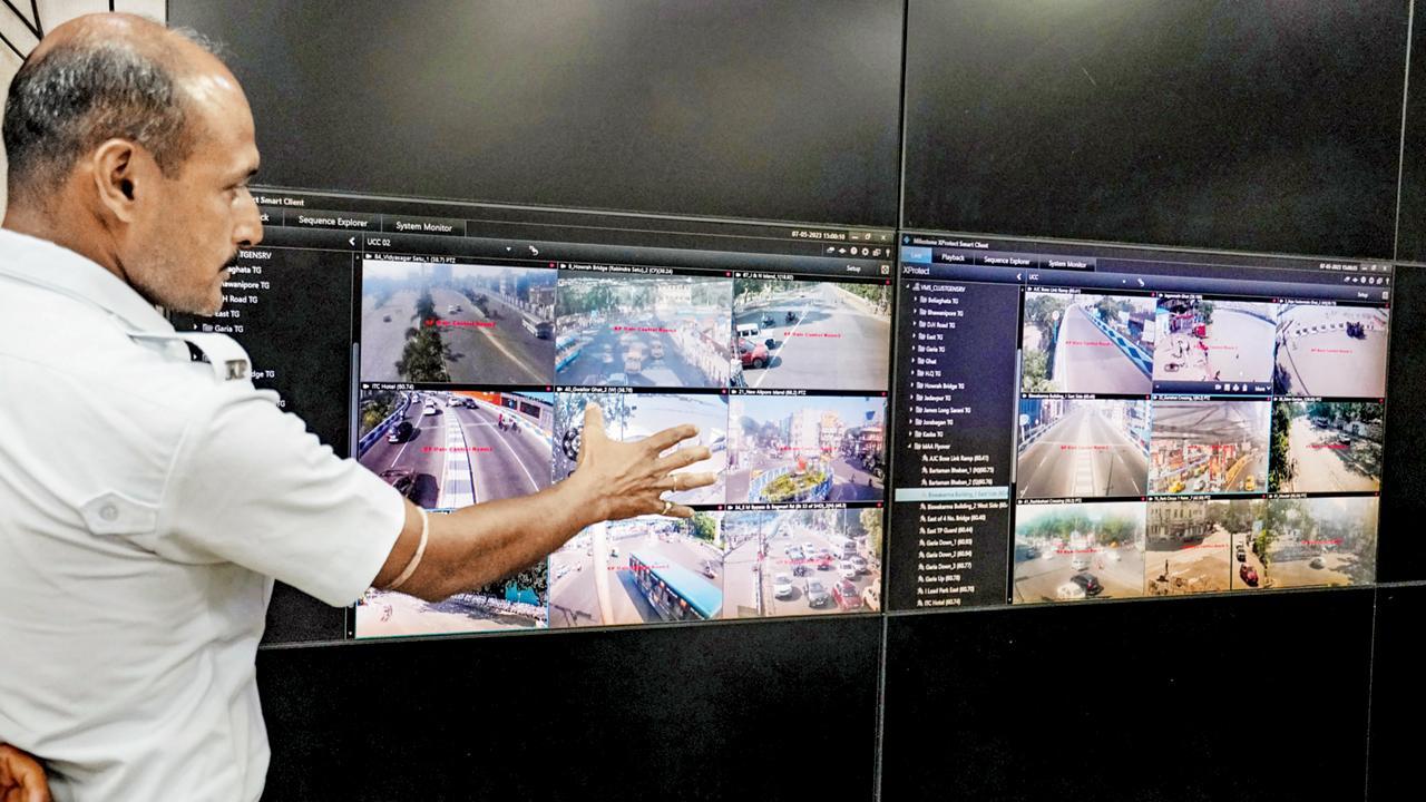 વાવાઝોડું ‘મોચા’ ત્રાટકે તો કલકત્તા શહેરમાં પરિસ્થિતિ કઈ રીતે સંભાળવી એની માહિતી આપતા પોલીસ અધિકારી.