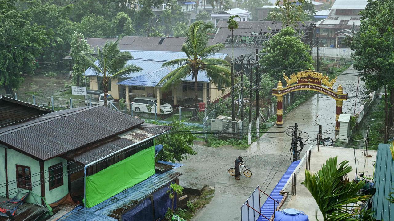 મ્યાનમારના રખાઇન રાજ્યમાં દરિયાકાંઠે આવેલી એક શેરીનું દૃશ્ય, જ્યાં ચક્રવાત મોચા ત્રાટક્યો હતો. તસવીર એ.એફ.પી.