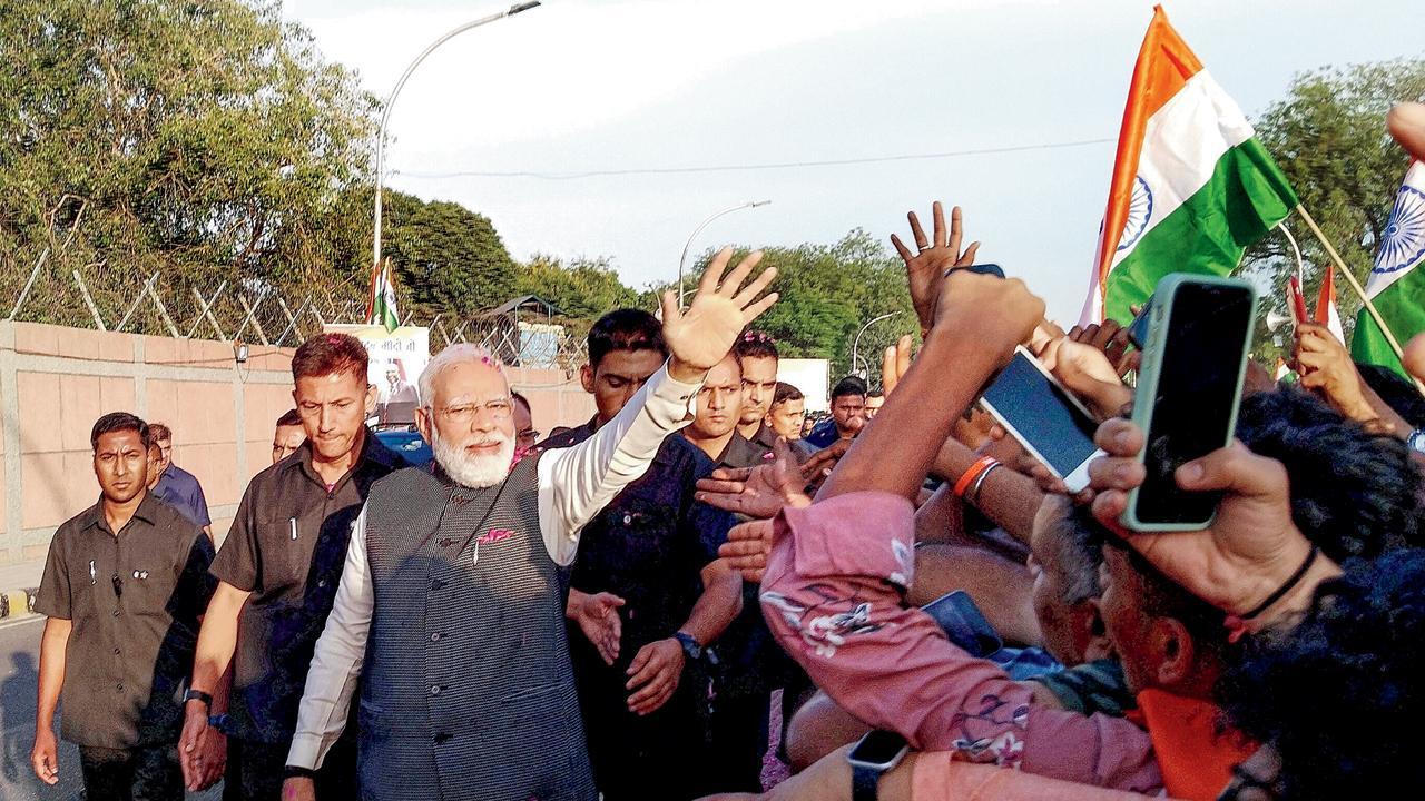 જપાન, પાપુઆ ન્યુ ગિની અને ઑસ્ટ્રેલિયાની મુલાકાત લઈ ગઈ કાલે નવી દિલ્હી પાછા ફરનારા વડા પ્રધાન નરેન્દ્ર મોદીનું ઍરપોર્ટ પર ખૂબ જ મોટી સંખ્યામાં તેમના સપોર્ટર્સ દ્વારા સ્વાગત કરવામાં આવ્યું હતું. તસવીર પી.ટી.આઇ.