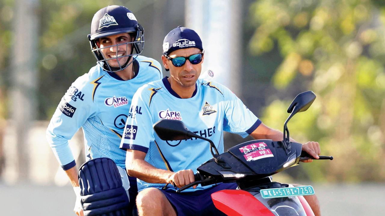 અમદાવાદમાં ગઈ કાલે શુભમન ગિલ સાથે હેડ-કોચ આશિષ નેહરા.