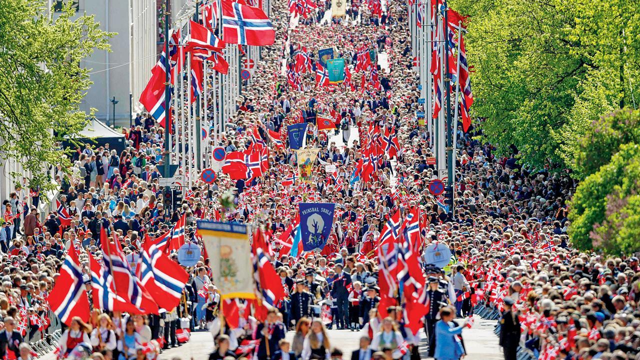 નૉર્વેના ઓસ્લો સિટીમાં મેઇન સ્ટ્રીટ કાર્લ જોનસ ગેટ પર નૉર્વેના બંધારણ દિવસ નિમિત્તે યોજાયેલી પરેડમાં હજારોની સંખ્યામાં લોકોએ ભાગ લીધો હતો.