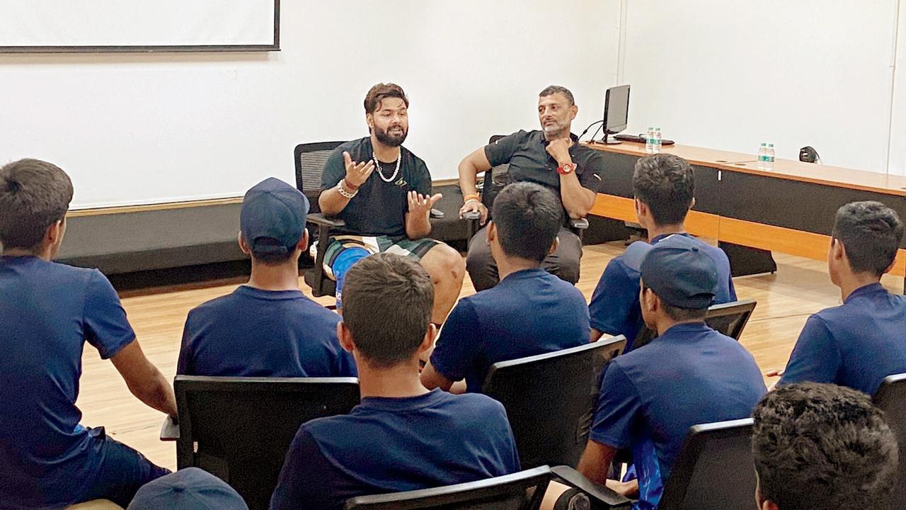 રિષભ પંતે બૅન્ગલોરની એનસીએમાં યુવા ક્રિકેટરોને ક્રિકેટની ટિપ્સ આપી