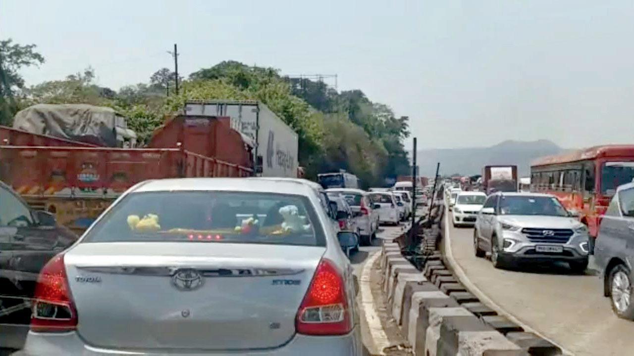 પુણે-મુંબઈ લેન પર ભયંકર ટ્રાફિક-જૅમ
