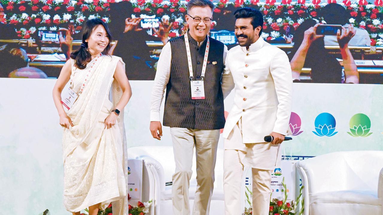 ઍક્ટર રામચરણ સાથે ‘નાટુ નાટુ’ સૉન્ગ પર ડાન્સ કરતા કોરિયાના ભારત ખાતેના રાજદૂત ચેન્ગ જે-લોક.