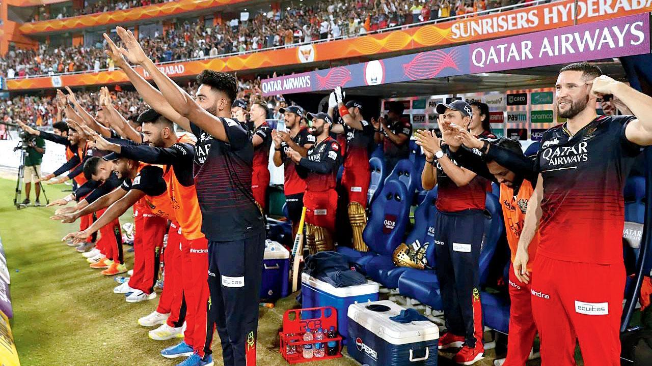 ચાર વર્ષ પછીની સદીને સાથીઓએ ખૂબ આવકારી : ગુરુવારે કોહલીએ સિક્સર ફટકારીને ધમાકેદાર સદી પૂરી કરી અને આરસીબીને જીતની લગોલગ લાવી દીધી ત્યારે ડગઆઉટમાં ઊભેલા સાથી-ખેલાડીઓએ બે હાથ ઊંચા કરી ઝૂકીને તેને અભિનંદન આપ્યાં હતાં (તસવીર : iplt20.com)