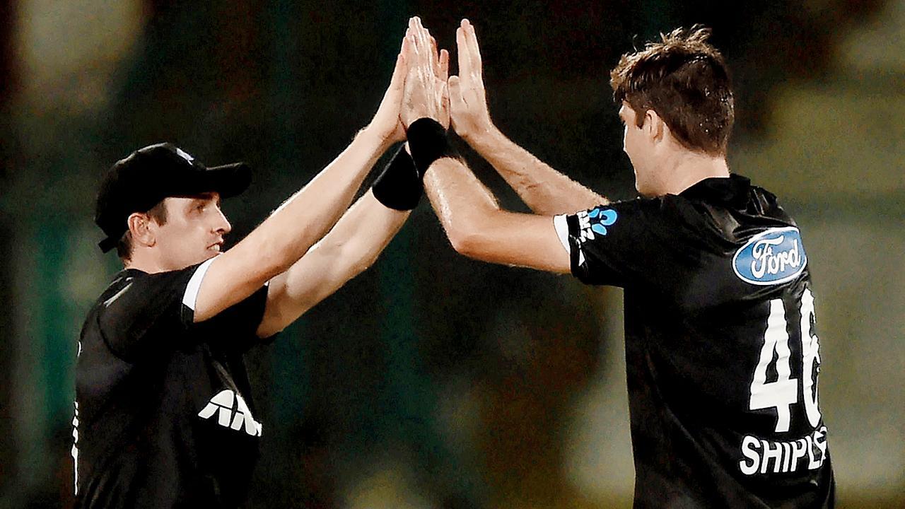 મૅન ઑફ ધ મૅચ હેન્રી શિપ્લી (જમણે).