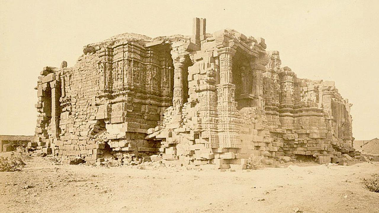 જો આ ફોટો સાથે સ્પષ્ટતા કરવામાં ન આવે તો કોઈ માની ન શકે કે આ સોમનાથ મંદિર છે. મહારાણી અહલ્યાબાઈ હોળકરે આ  મંદિરનો જીર્ણોદ્ધાર કરાવ્યો હતો.