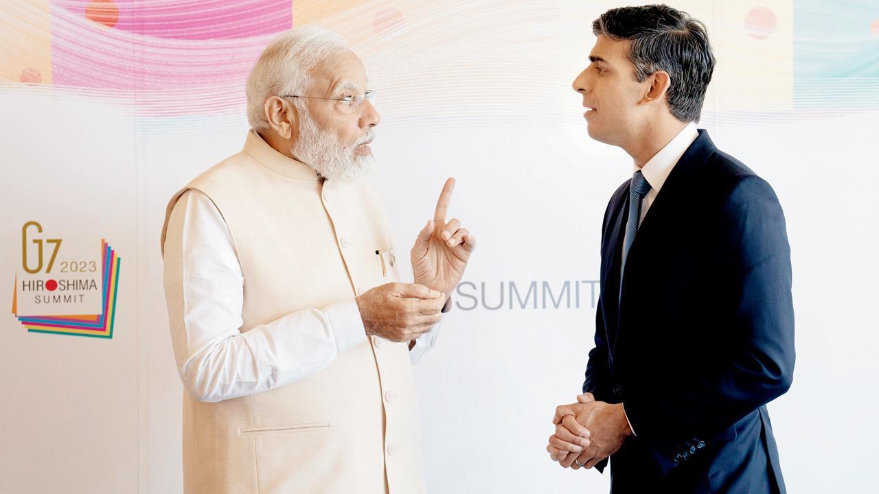 હિરોશિમામાં વડા પ્રધાન મોદીને મળતા બ્રિટનના વડા પ્રધાન રિશી સુનક. 