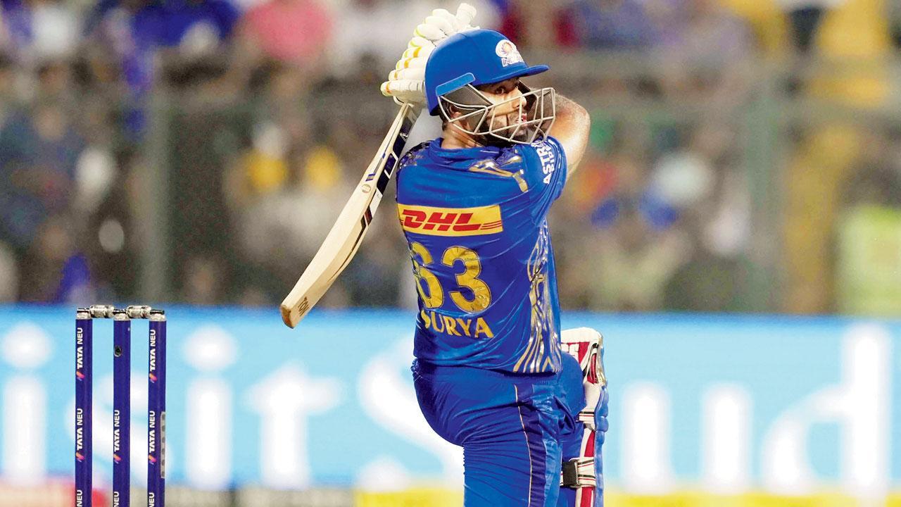 ગઈ કાલે વાનખેડેમાં ફુલ ફૉર્મમાં સૂર્યકુમાર યાદવ (તસવીર : પી.ટી.આઇ.)