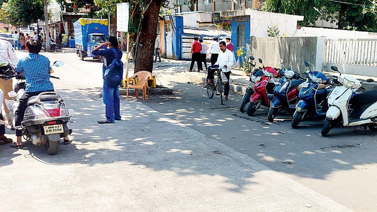 ડી-માર્ટની બહાર મેઇન રોડ પર ઊભેલાં જપ્ત કરવામાં આવેલાં વાહનો.