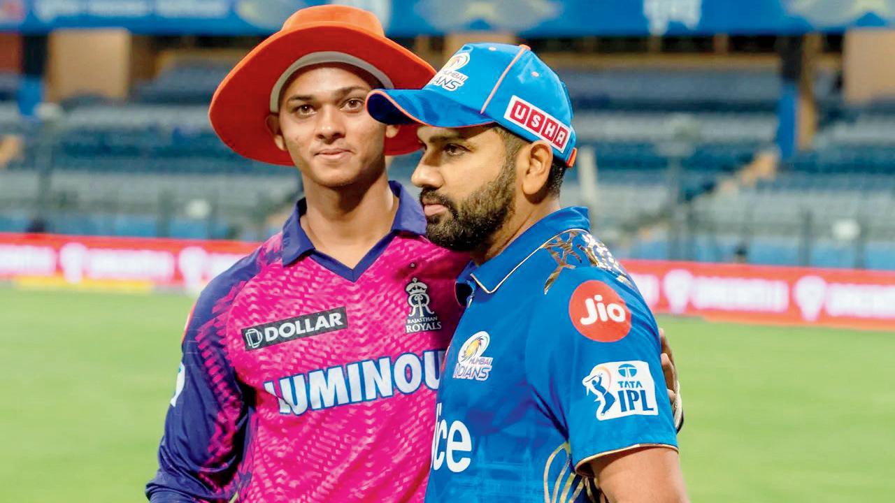 રવિવારે વાનખેડેમાં મૅચ પછી રોહિત શર્મા સાથે યશસ્વી જયસ્વાલ. તસવીર  iplt20.com