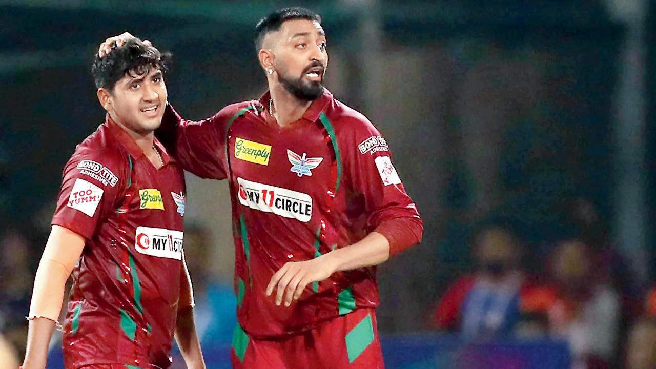 લખનઉના કૅપ્ટન કૃણાલ પંડ્યા સાથે ૨૦મી ઓવરનો હીરો પેસ બોલર યશ ઠાકુર. તસવીર iplt20.com