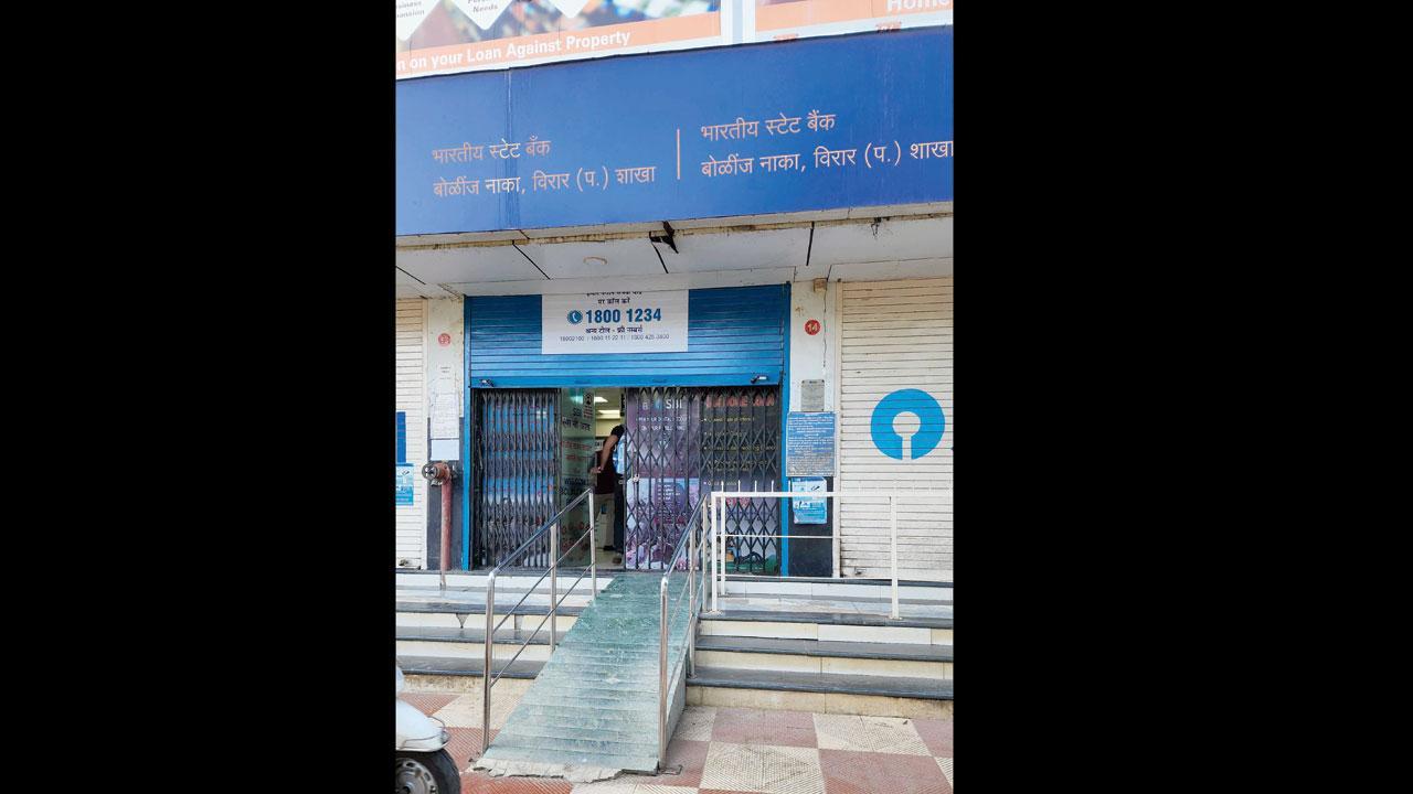 વિરારમાં બૅન્કમાં બપોર સુધી ઓછા ગ્રાહકો ૨,૦૦૦ રૂપિયાની નોટ બદલવા આવ્યા હતા