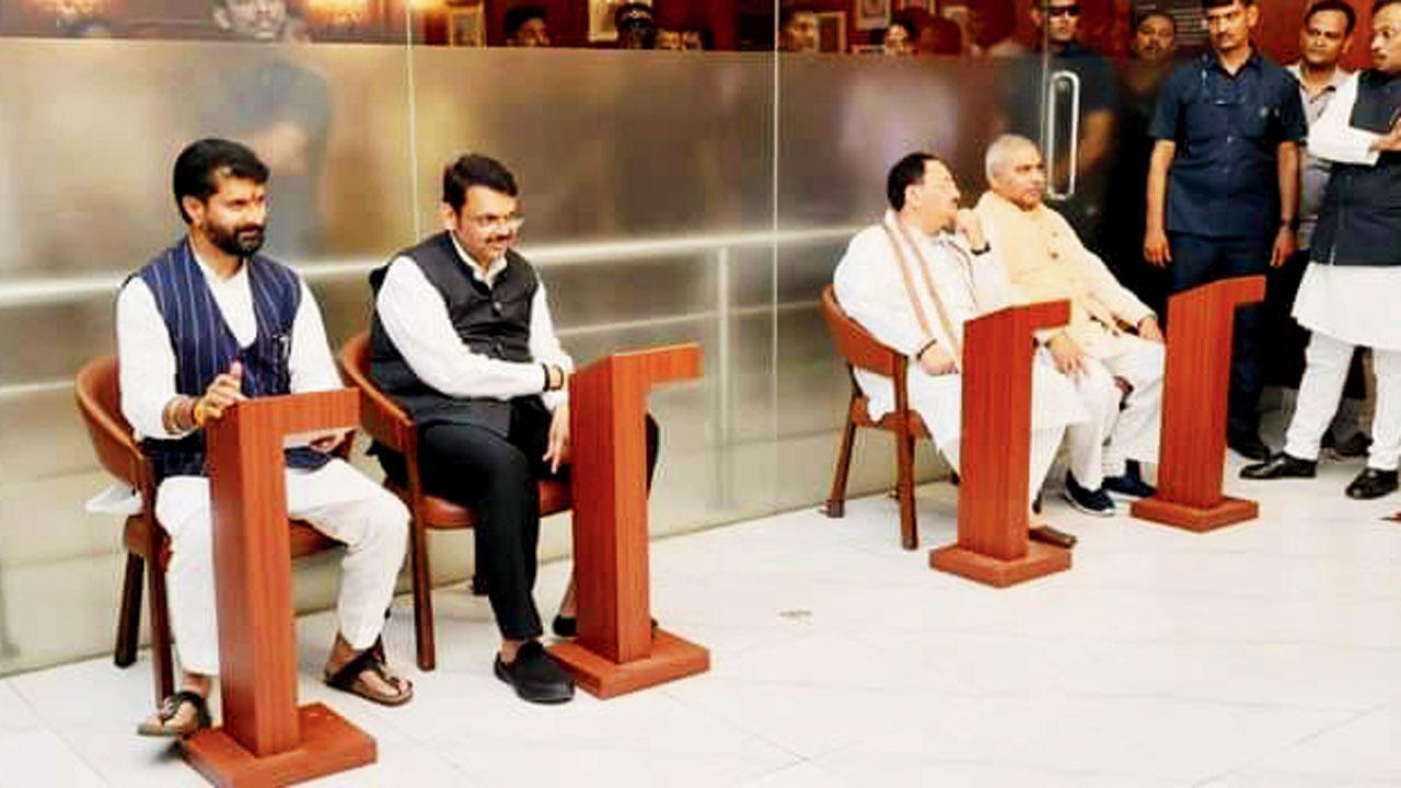 ગઈ કાલે બોરીવલી (વેસ્ટ)માં આવેલા ભારત રત્ન અટલ બિહારી વાજપેયી સ્મૃતિ પાર્કમાં જનરલ નૉલેજની ક્વિઝ રમી રહેલા જે. પી. નડ્ડા અને દેવેન્દ્ર ફડણવીસ.