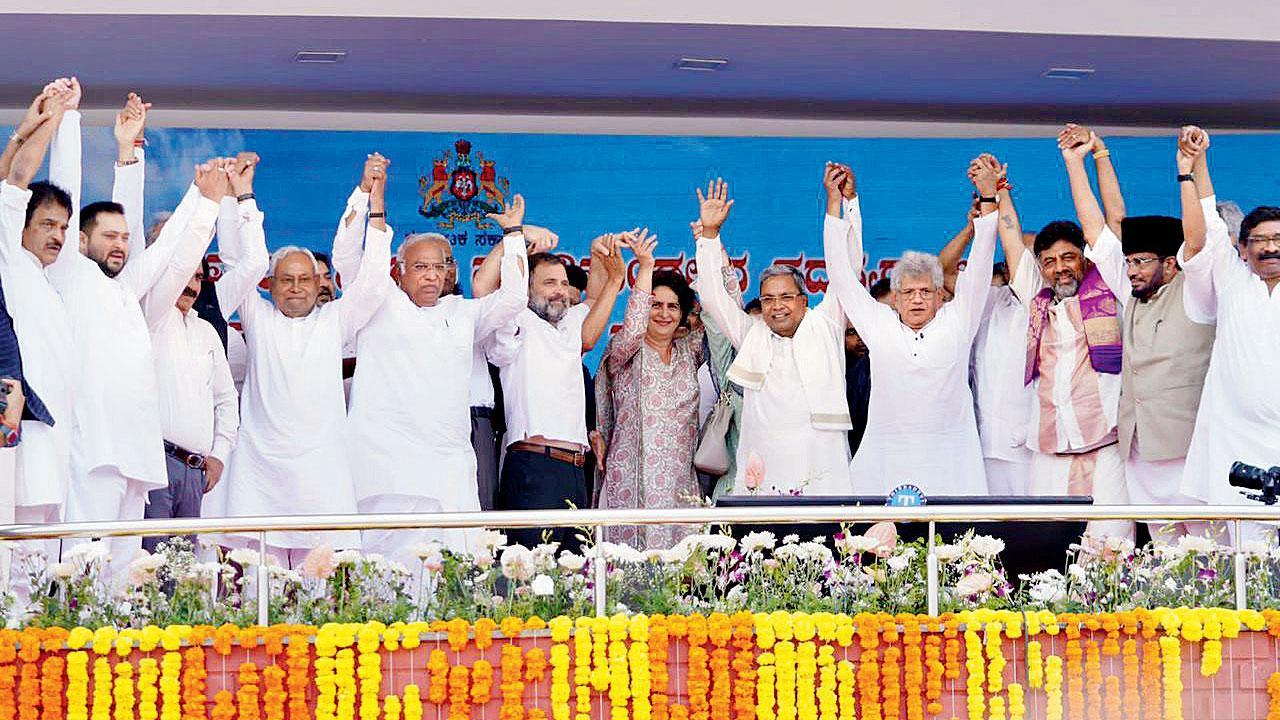 કર્ણાટકના સીએમ સિદ્ધારમૈયા, ડેપ્યુટી સીએમ ડી. કે. શિવકુમાર, કૉન્ગ્રેસના અધ્યક્ષ મલ્લિકાર્જુન ખડગે, રાહુલ ગાંધી, પ્રિયંકા ગાંધી, બિહારનાAC સીએમ નીતીશ કુમાર અને ઝારખંડના સીએમ હેમંત સોરેન સહિતના લીડર્સ.