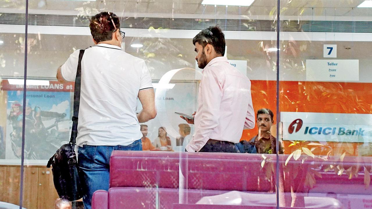 વિલે પાર્લે-ઈસ્ટમાં આવેલા હનુમાન રોડ પરની આઇસીઆઇસીઆઇ બૅન્કમાં ૨,૦૦૦ રૂપિયાની નોટ બદલાવી રહેલા લોકો (તસવીર : ઐશ્વર્યા દેવધર)