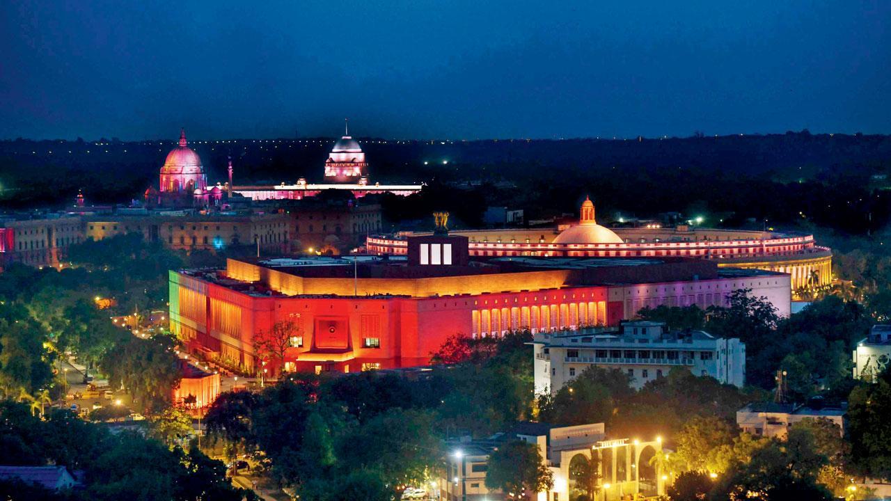 નવી દિલ્હીમાં ગઈ કાલે ઉદ્ઘાટન પહેલાં લાઇટિંગથી રોશન નવા સંસદભવનનો વ્યુ