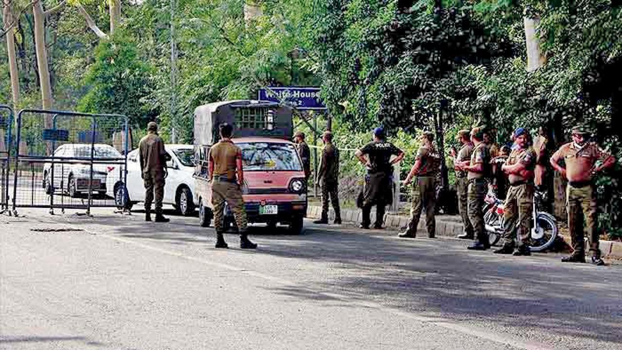 લાહોરમાં ઝમાન પાર્ક પાસે તહેનાત પોલીસ. અહીં આવતા-જતા લોકોનું ચેકિંગ કરવામાં આવે છે.