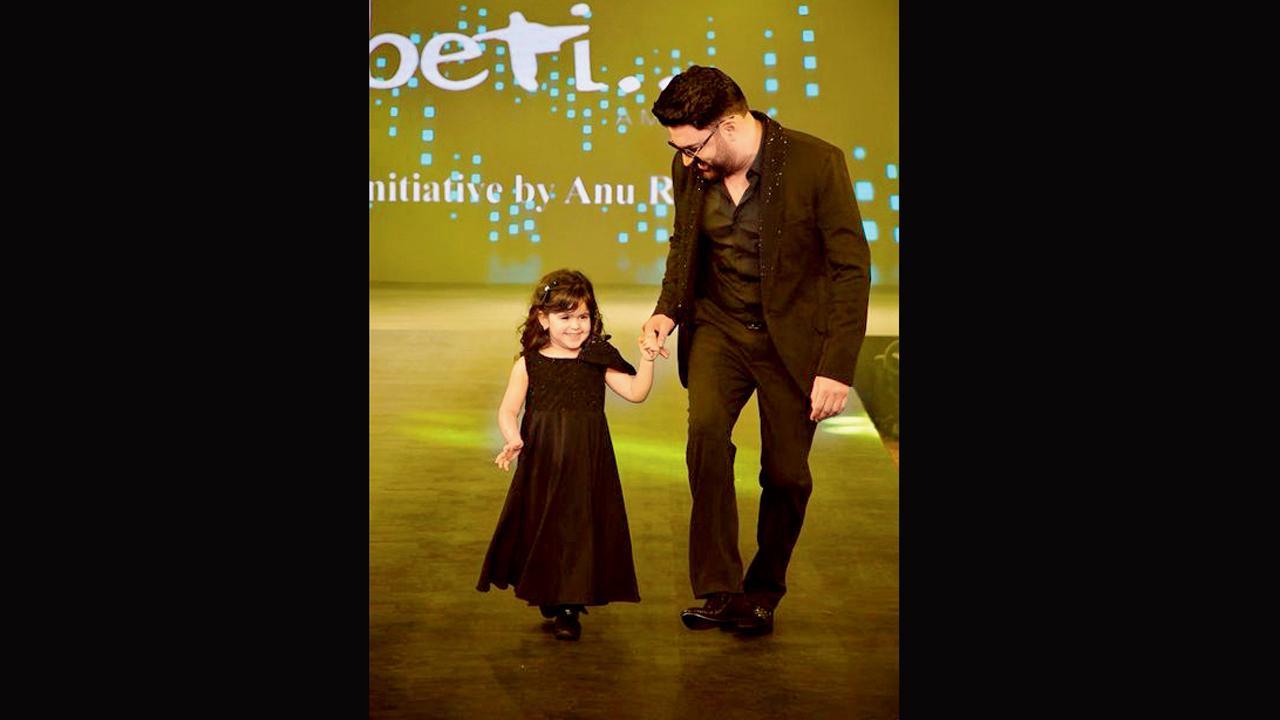  કપિલ શર્માએ તેની ત્રણ વર્ષની દીકરી અનાયરા શર્મા સાથે રૅમ્પ-વૉક કર્યું હતું. 